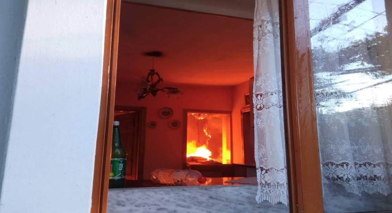 Bie zjarr në një banesë në Tiranë, ndërron jetë 80-vjeçarja