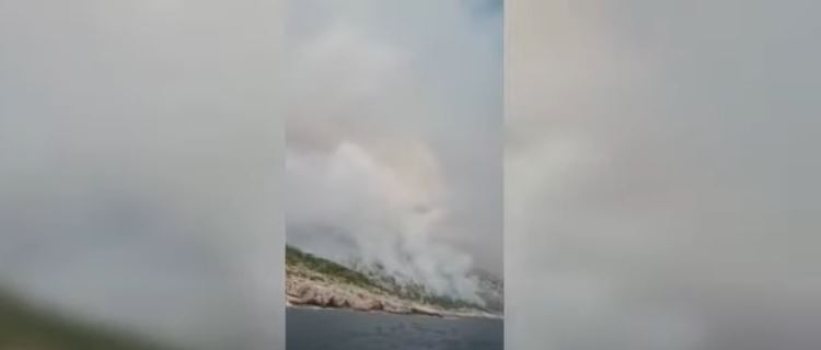 Zjarr në gadishullin e Karaburunit, era e fortë favorizon përhapjen e flakëve