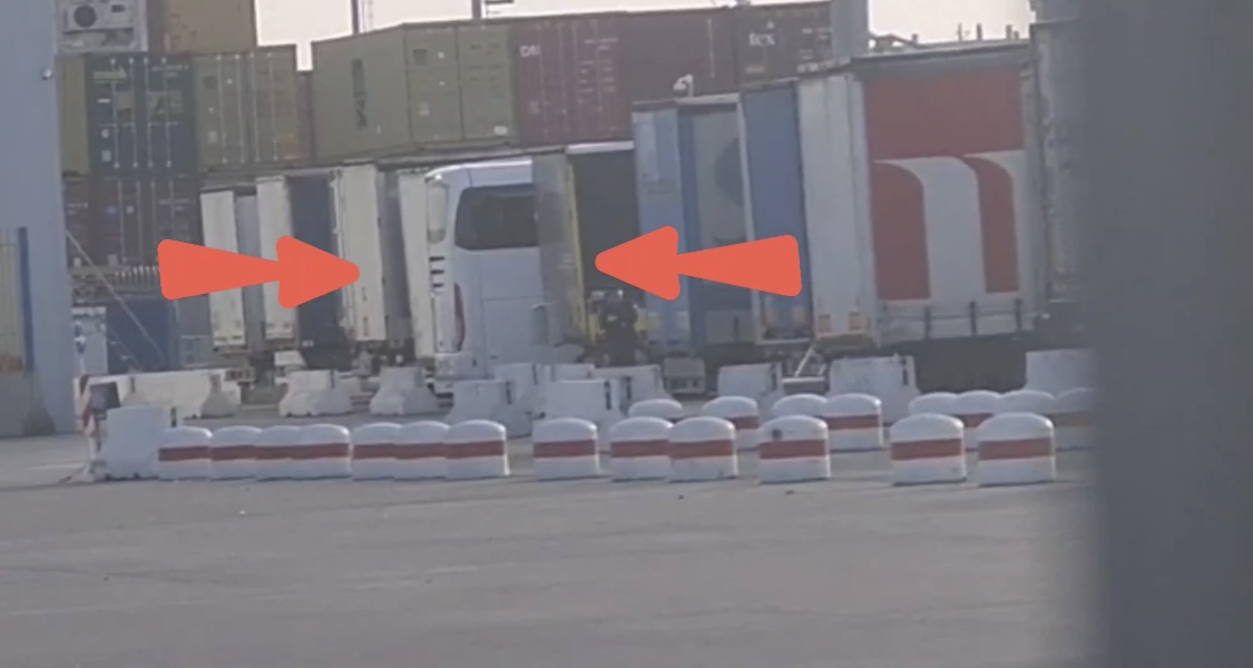 Plot me lekë dhe pasagjerë/ Pamje nga porti, ky është autobusi i ndaluar (VIDEO)