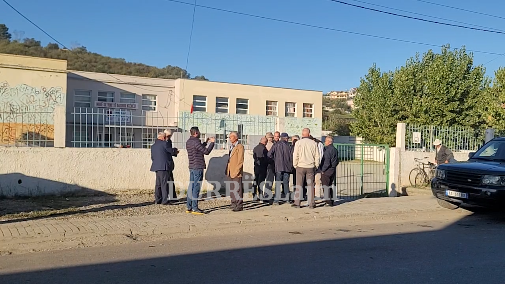 Rreziku nga fabrika e gazit, banorët e Porto Romanos protestojnë para shkollës: Është katastrofë për gjithë Durrësin (VIDEO)