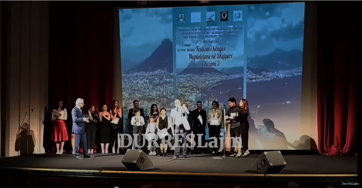 Shpallen fituesit e edicionit të tretë të “Festivalit të Këngës Napoletane” në Durrës (VIDEO)