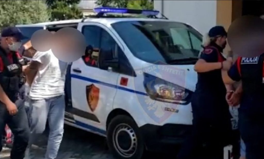 Arrestohet 34-vjeçari, transportonte emigrantë të paligjshëm edhe pa patentë