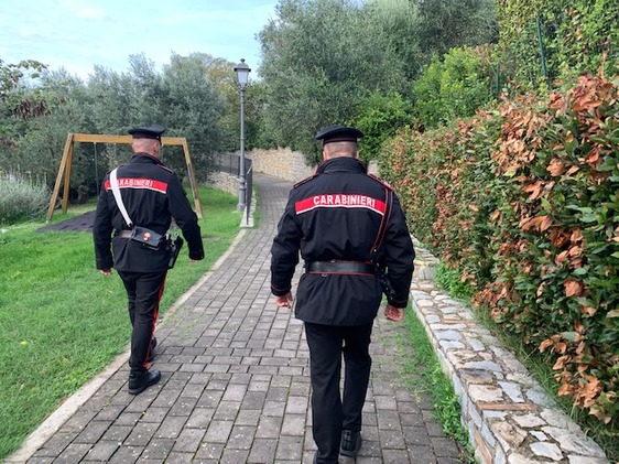 Itali, adoleshenti shqiptar goditet me thikë në qafë dhe bark, largohet duke u zvarritur