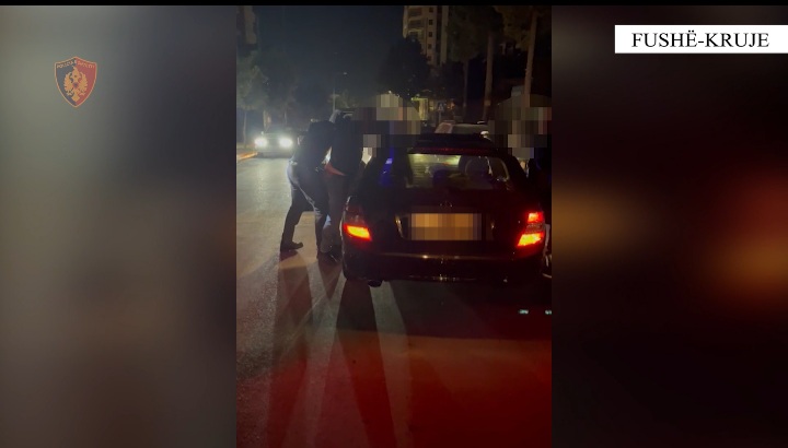 Qarkullonte me armë zjarri me vete, arrestohet 36-vjeçari në Fushë Krujë (VIDEO)