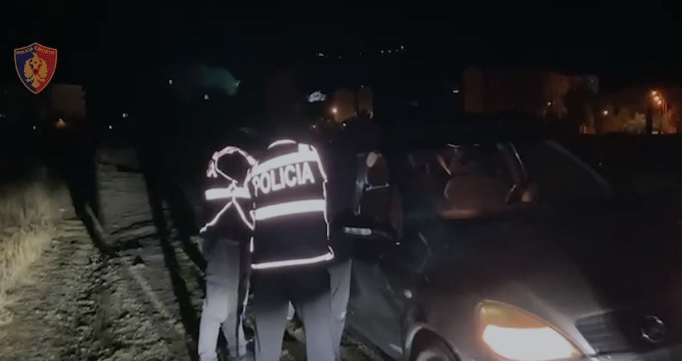 EMRI/ Mbante armë zjarri e municion në makinë dhe nuk iu bind urdhrit për të ndaluar, arrestohet 18-vjeçari