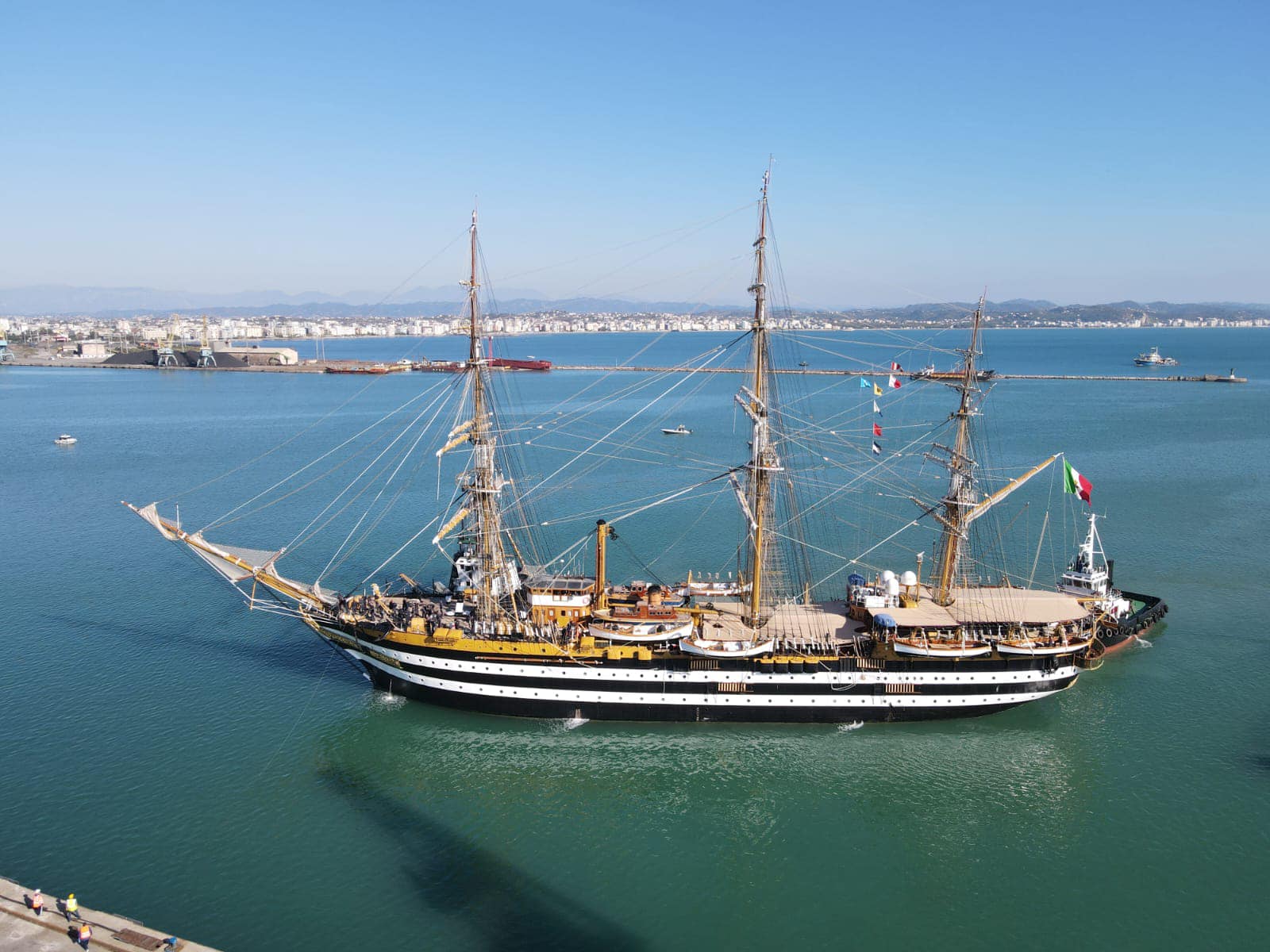 Anija më e bukur në botë “Amerigo Vespucci” në portin e Durrësit, dy ditë e hapur për publikun (VIDEO+FOTO)
