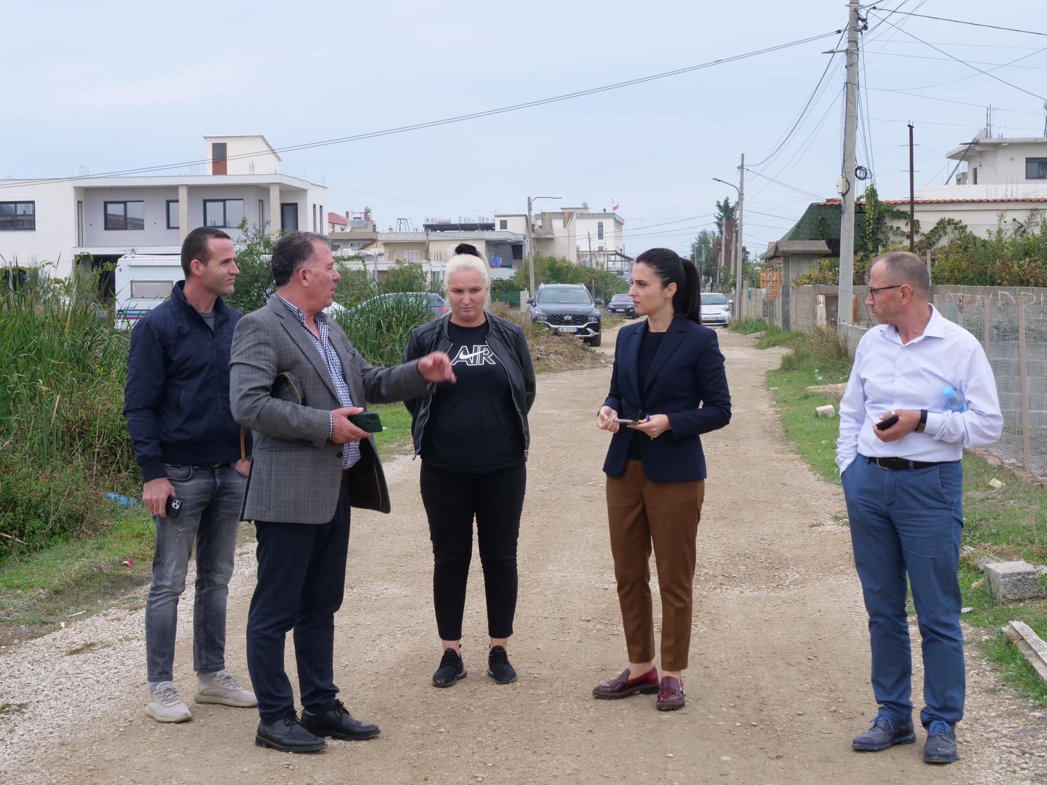 Sako inspekton punimet për kanalin në Spitallë, takon dhe banorët: Dëgjojmë kërkesat dhe shqetësimet e tyre