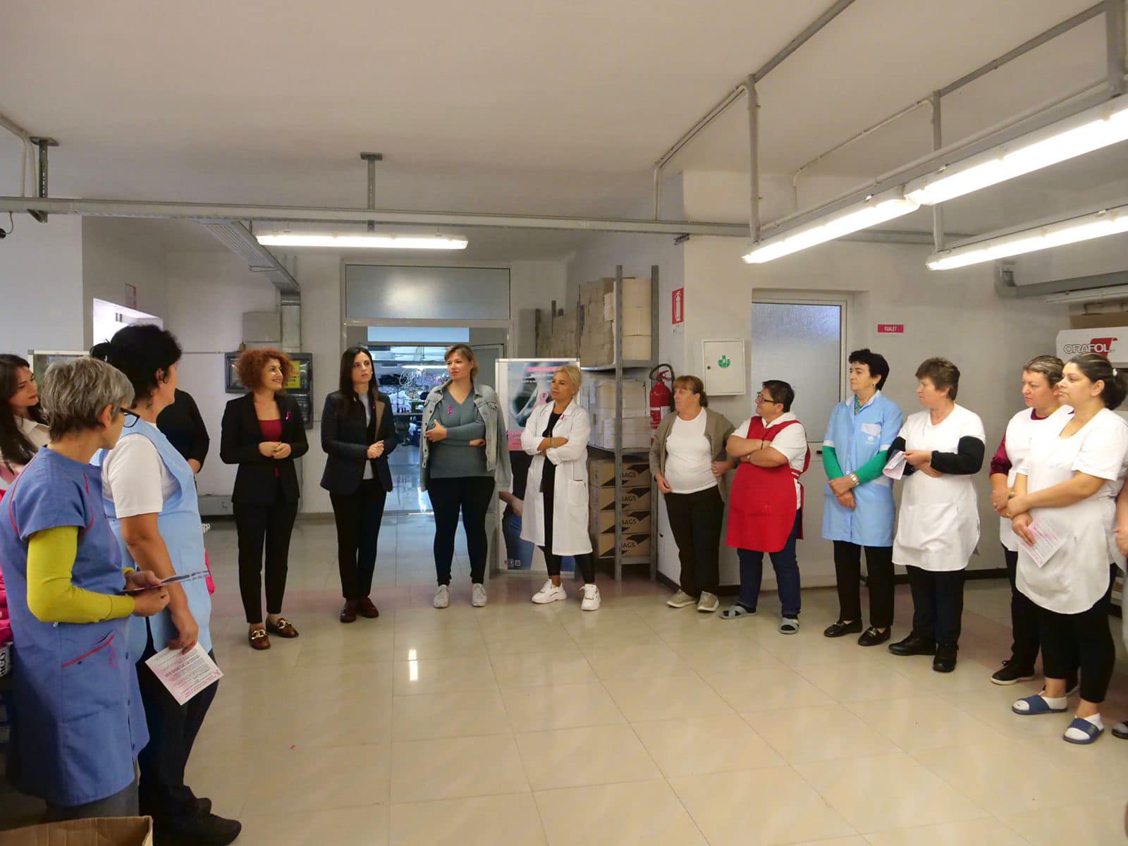 Tetori rozë, Sako vizitë në një fasoneri: Kontrollohuni, në spitalin e Durrësit mamografia bëhet falas gjatë gjithë vitit