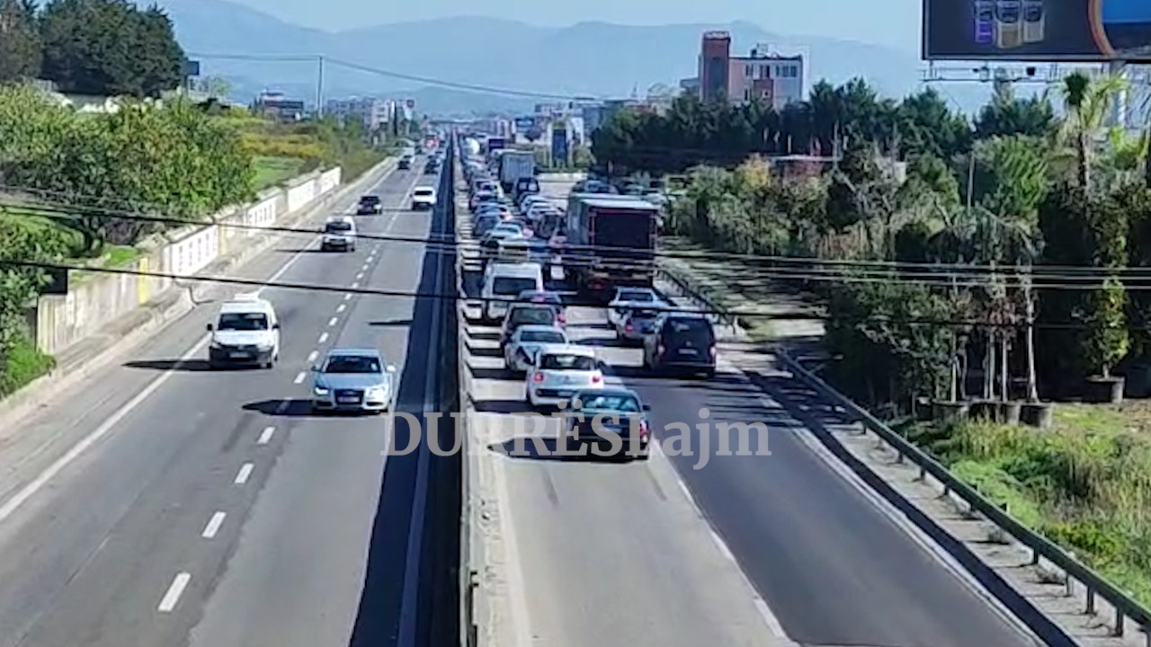 Dita e tretë e punimeve në autostradën Durrës-Tiranë, trafik i rënduar mjetesh (VIDEO)