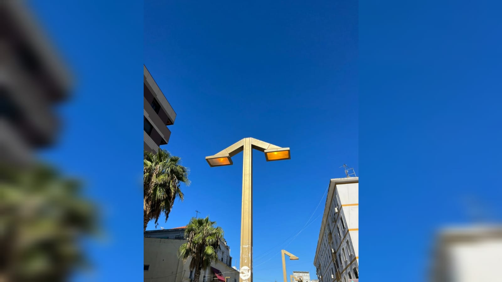 Bulevardi kryesor i Durrësit &#8220;ndriçohet&#8221; në mes të ditës (FOTO)