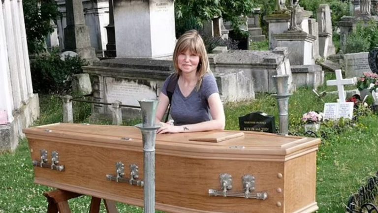 “Më magjepsnin funeralet”, 55-vjeçarja: Kam marrë pjesë në 200 varrime