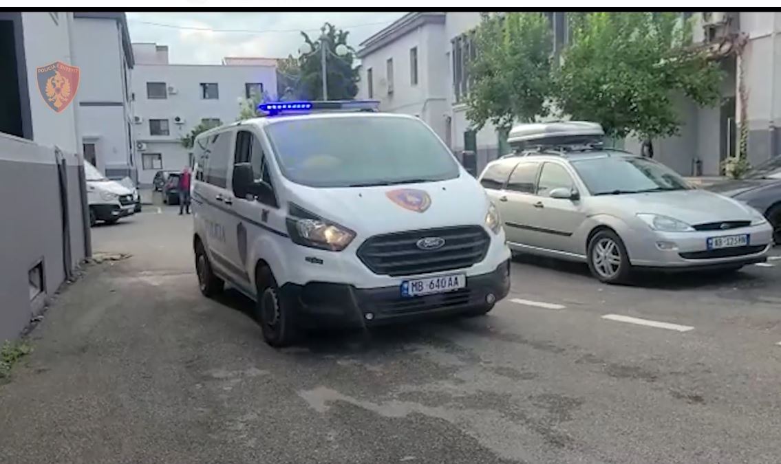 Trafikonte emigrantë të paligjshëm në këmbim të parave, arrestohet 44-vjeçari (EMRI)