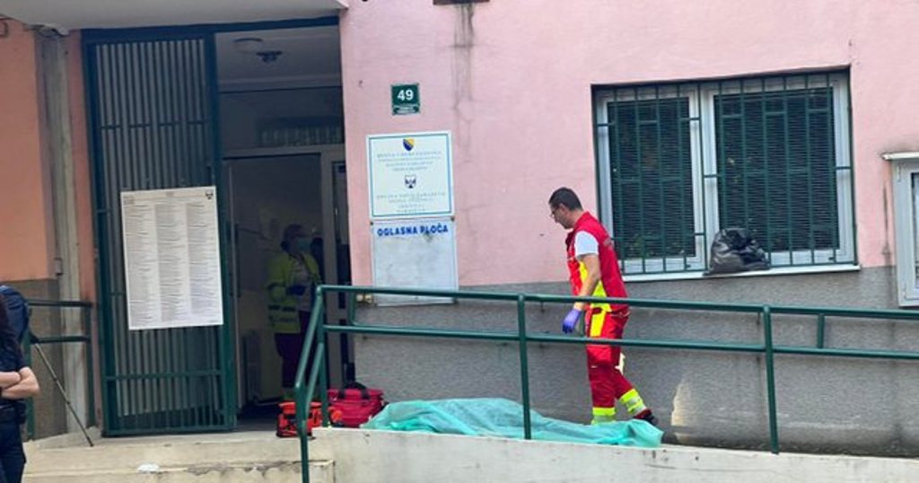 E moshuara 81-vjeçe “jep jetën” për zgjedhjet, vdes në shkallët e qendrës së votimit