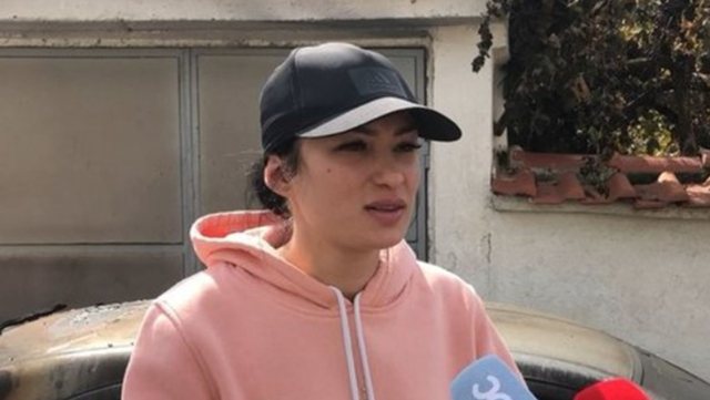 U akuzua nga 27-vjeçarja Deizi se i dogji makinën, i vihet flaka mjetit të punonjësit të karburantit në Bilisht