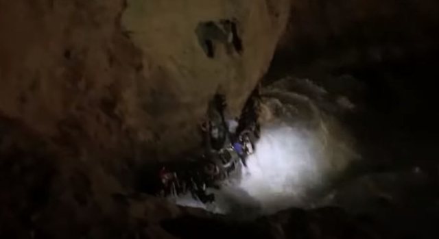 Fundosen 2 varka në Greqi, emigrantët kacavirren në shkëmb për të mbijetuar (VIDEO)