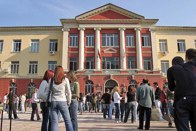 Sot nis viti i ri akademik, studentët në auditore, pedagogët në protestë!