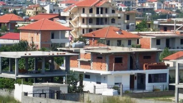 Lejuan ndërtime pa leje/ Pezullohen nga detyra katër punonjës të bashkisë Lushnjë