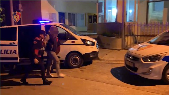 Plagosi 37-vjeçarin, arrestohet autori i dyshuar, në pranga dhe bashkëpunëtori