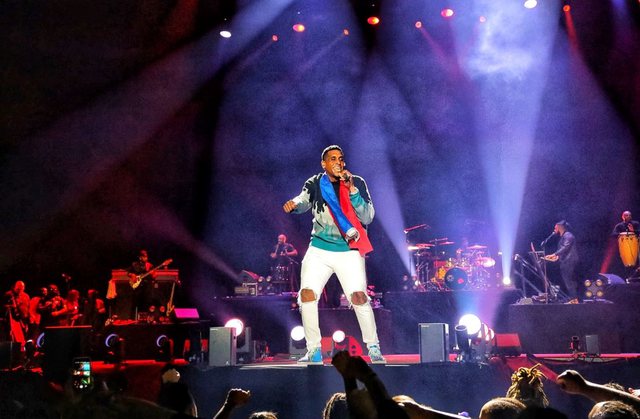 VIDEO/ Ishte duke performuar në skenë, humb jetën nga ataku në zemër këngëtari në Paris