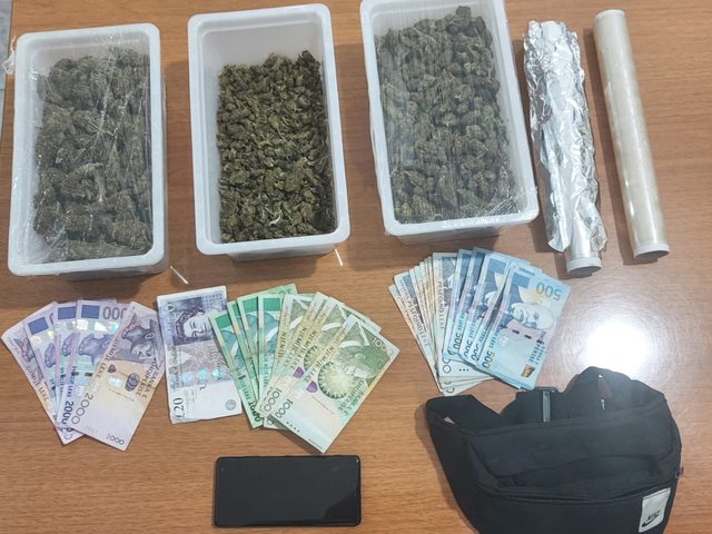 24-vjeçari kapet në flagrancë duke shitur kanabis, i gjenden edhe 824 gramë në banesë