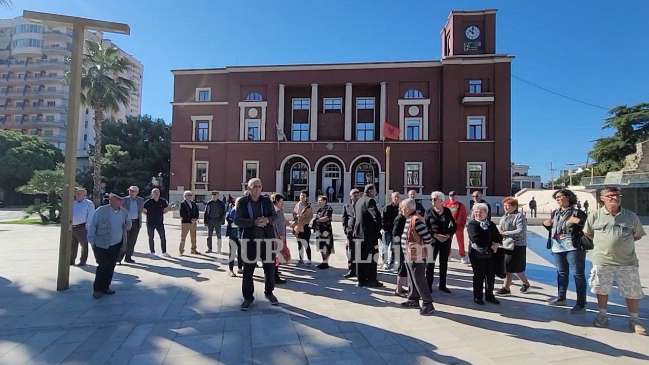 Banorët e 5 pallateve në Durrës në protestë: Nuk duam të shkojmë në Spitallë, për ne është internim (VIDEO)