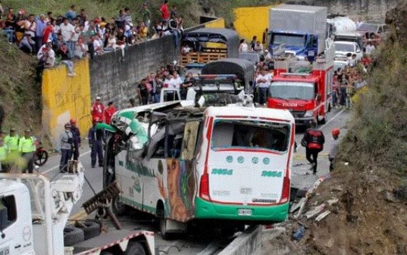 Përmbyset autobusi me pasagjerë, raportohet për 20 të vdekur dhe 14 të plagosur