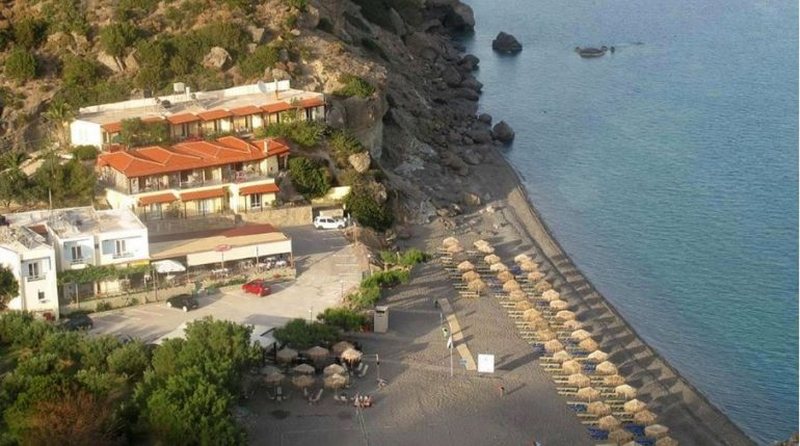 Tragjike në Greqi! Shkëputet shkëmbi dhe zë poshtë brenda në banesë nënën e djalin