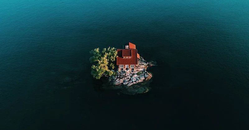 Kujdes kur hedh hapin se përfundon duke notuar/ Ishulli më i vogël i banuar në botë është sa një fushë tenisi!