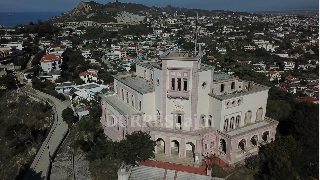 A rrezikon Durrësi të humbë vilën e mbretit Zog, prej statusit të munguar Monument Kulture? (VIDEO)
