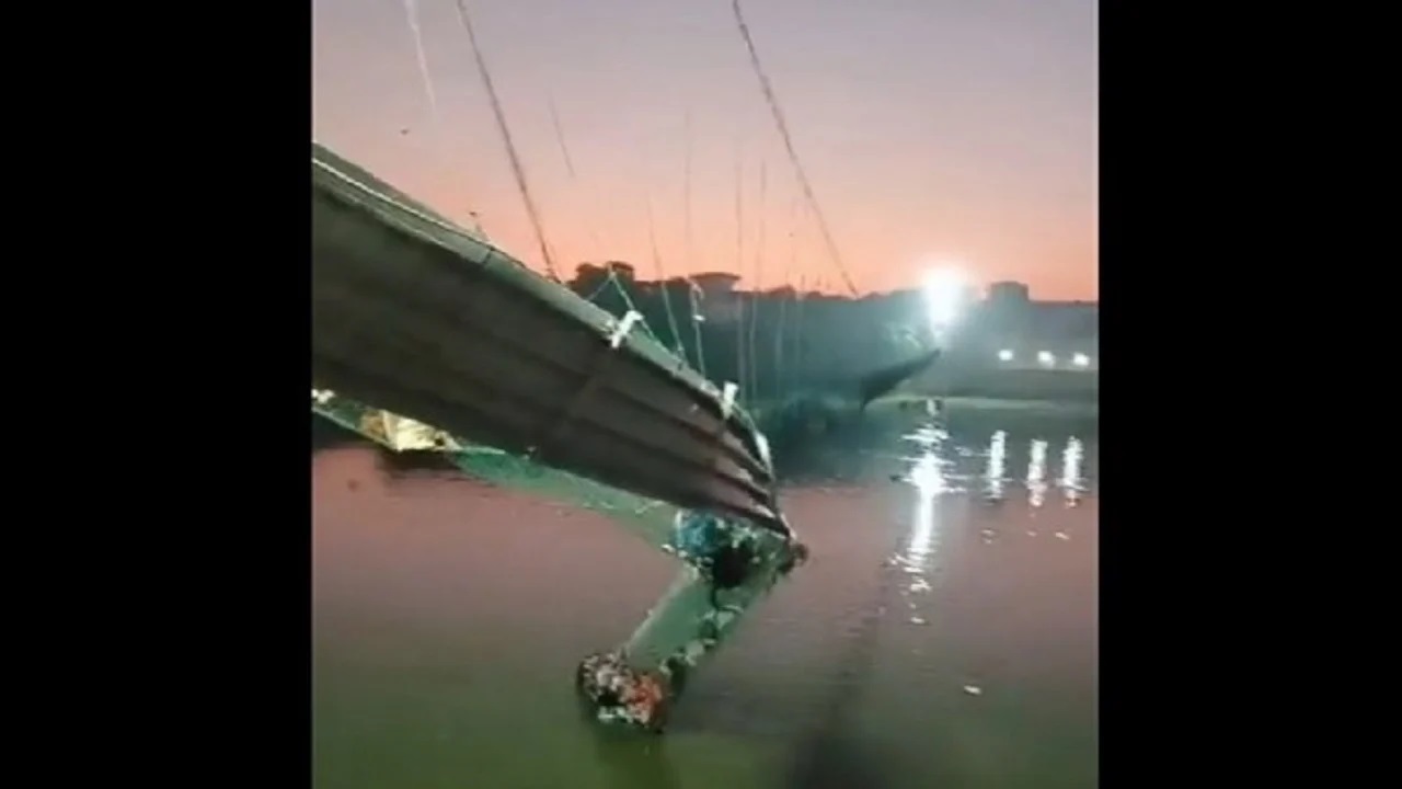 ​Shembet ura në Indi, dyshohet për dhjetëra viktima (VIDEO)