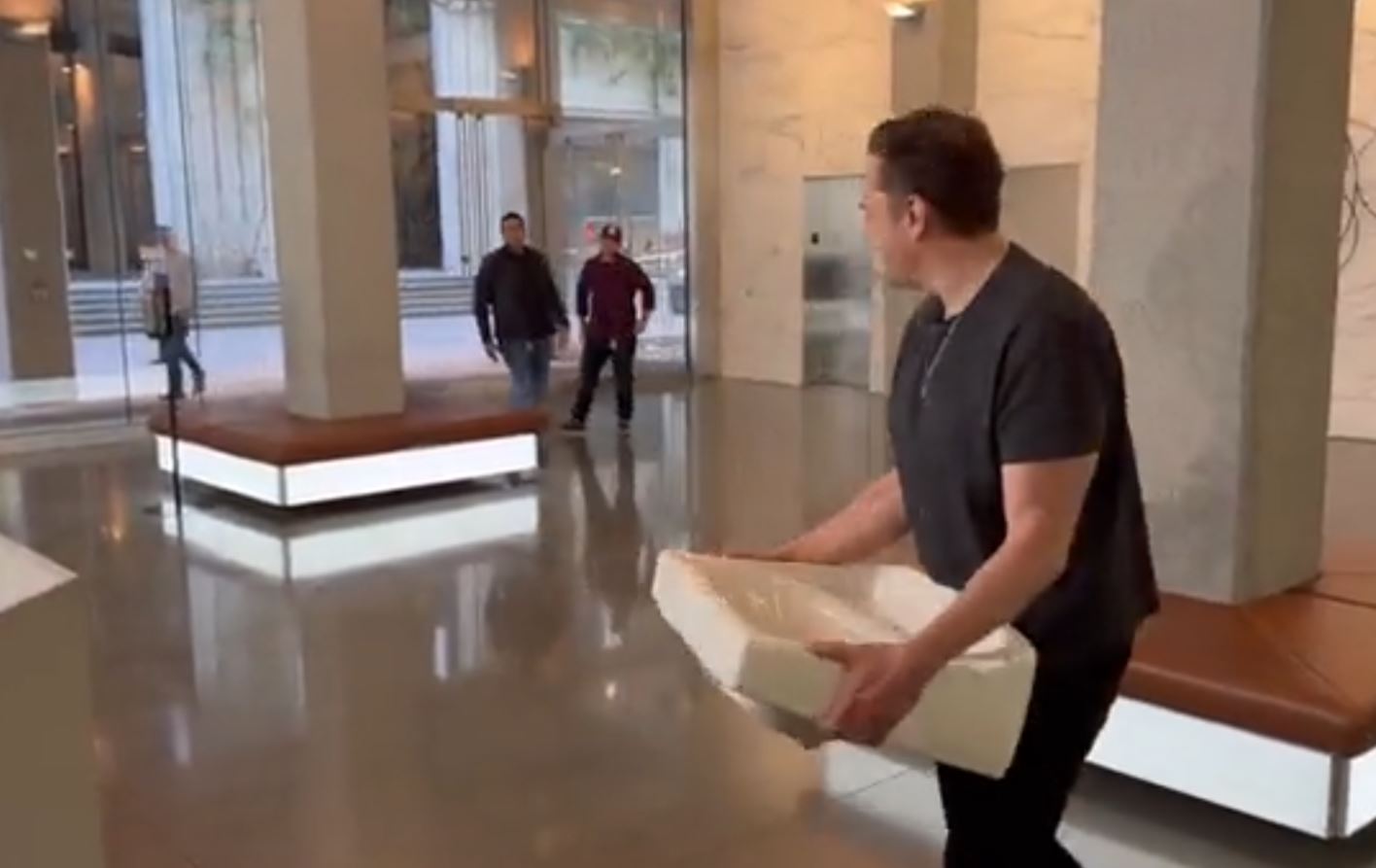 Mungon vetëm firma, Elon Musk futet në zyrat e Twitter me lavaman në dorë