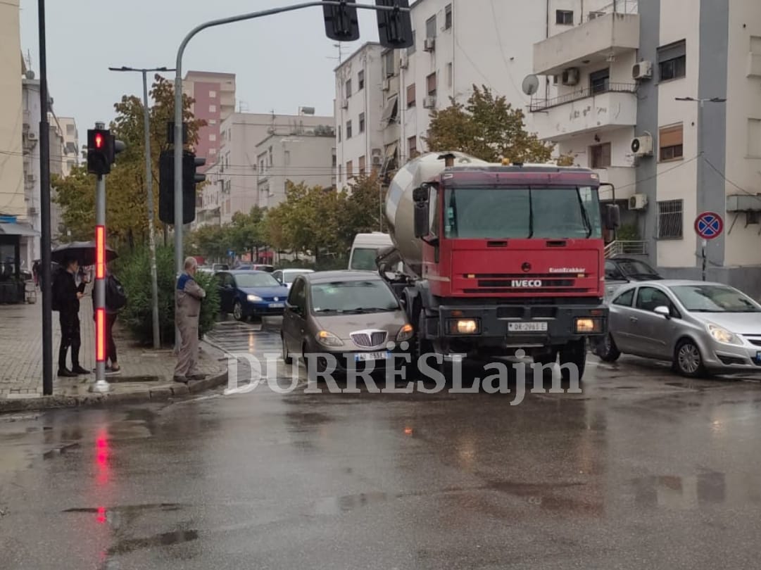Aksident në Durrës, makina përplaset me betonieren (FOTO)