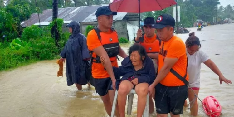 Stuhia në Filipine shkakton 45 viktima, kulmi pritet këtë fundjavë