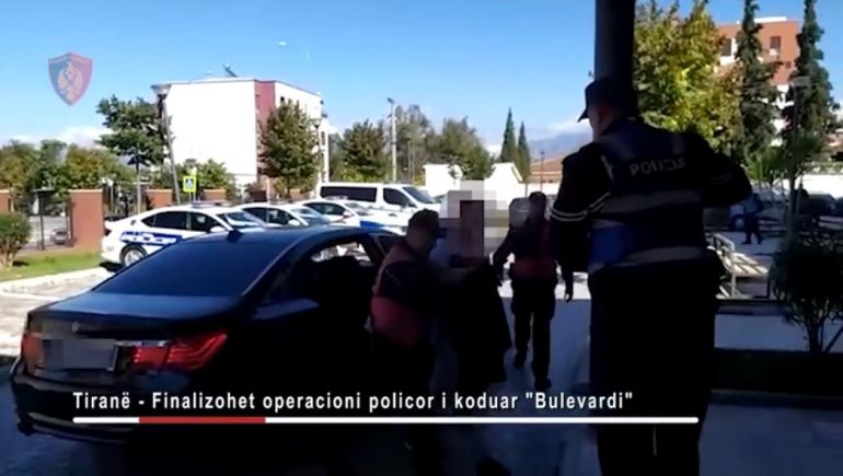 Qarkullonte me armë zjarri në makinë nëpër Tiranë, pranga 38-vjeçarit (VIDEO)