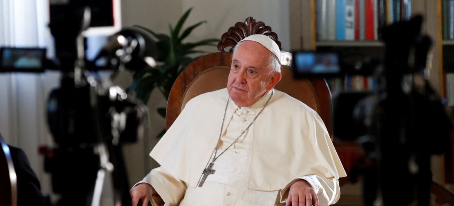 Papa i bën thirrje Putinit të ndalë “spiralen e dhunës dhe vdekjes”