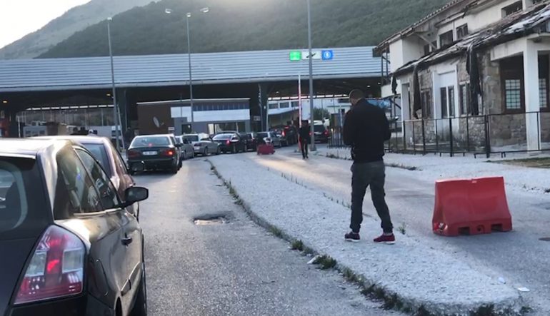 Lejoi kalimin e kamionit me mallra kontrabandë, pranga doganierit dhe 2 trafikantëve