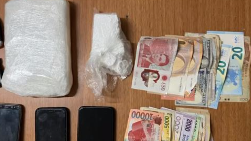 EMRAT/ Sekuestrohet kokainë në Tiranë, dy të arrestuar, në kërkim “klienti”