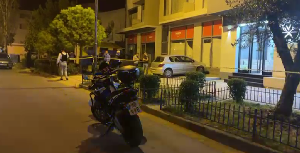 EMRAT/ Plas sherri mes të rinjve, raportohen 3 të plagosur, autori plagos dhe veten