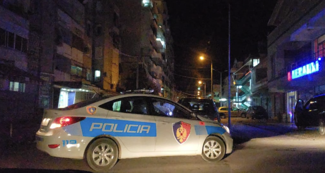 Sherr në lokal, kamarieri plagos me mjet prerës klientin