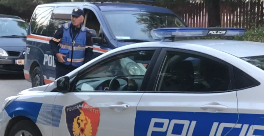 EMRAT/ Njëri i shpallur në kërkim dhe me armë në makinë, tjetri kapet me drogë, dy të arrestuar