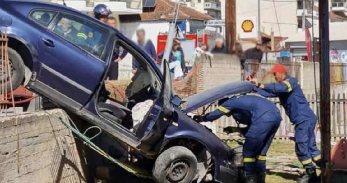 Greqi/ Shoferi humb kontrollin dhe përfundon në oborrin e kopshtit të fëmijëve (VIDEO)
