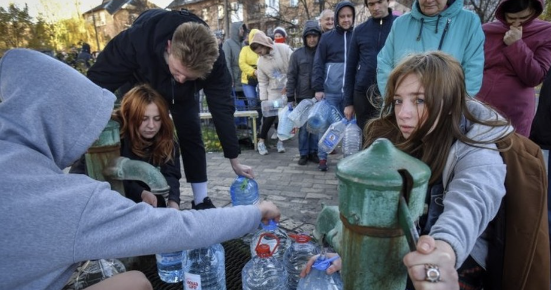 Lufta në Ukrainë, banorët e Kievit në radhë për ujë pas sulmeve ruse
