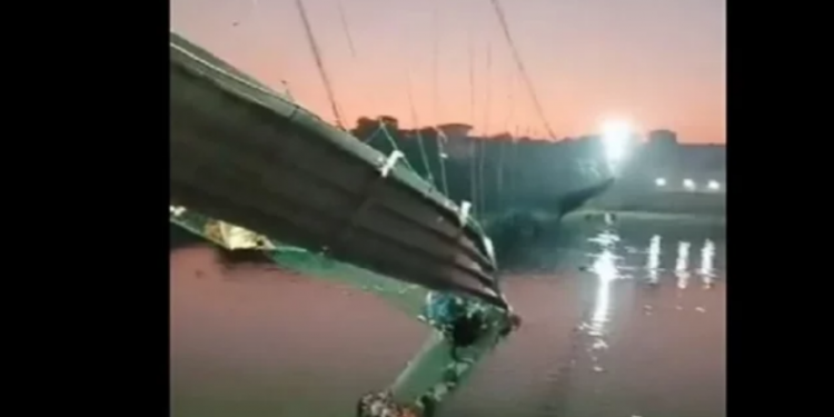 Aksidenti më i rëndë në një dekadë në Indi/ Shembja e urës me 141 viktima, arrestohen nëntë persona