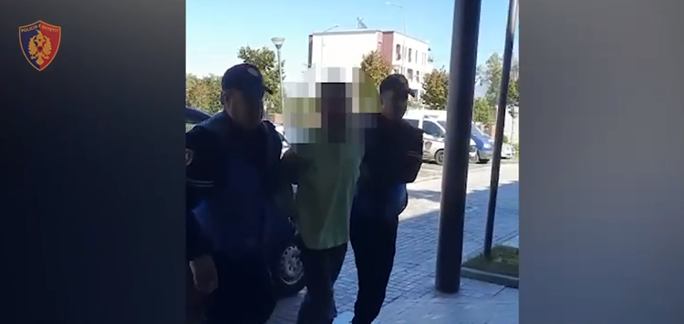 Tentoi të vidhte një automjet në rrugën dytësore Tiranë-Durrës, arrestohet 28-vjeçari, në komisariat dëmton…