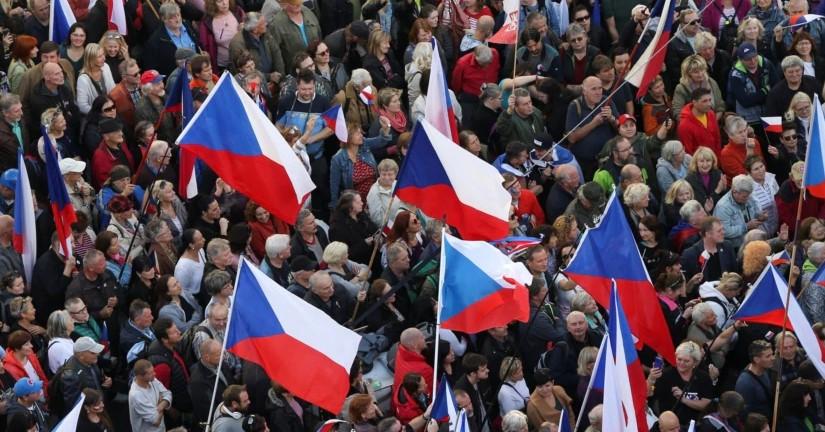 Mijëra protestues në Pragë kërkojnë dorëheqjen e qeverisë: Fokus të tepruar ndaj luftës në Ukrainë