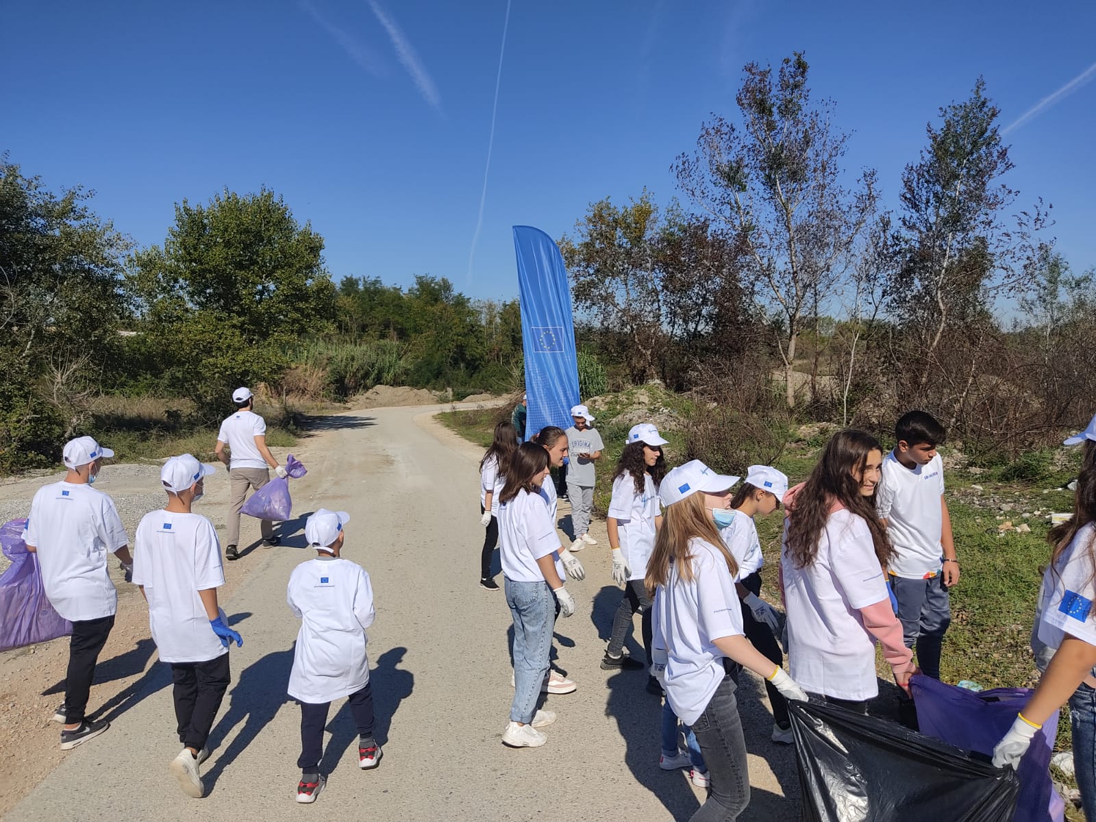 “River Clean Up Albania” ndalet në lumin e Tërkuzës, vullnetarët vendosin koshat e mbetjeve urbane pranë një shkolle (FOTO)