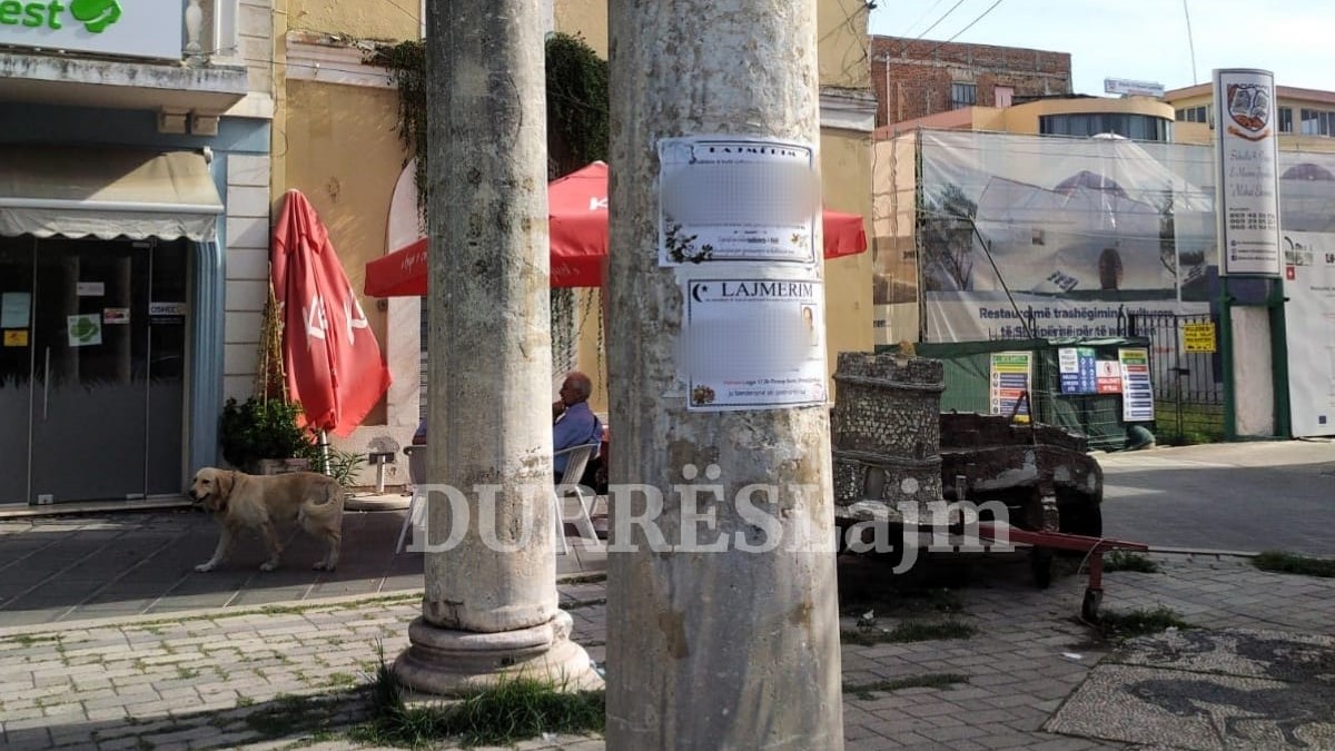 FOTOLAJM/ Kolonat antike në Durrës &#8220;tabelë&#8221; për njoftimet e agjencive funerale