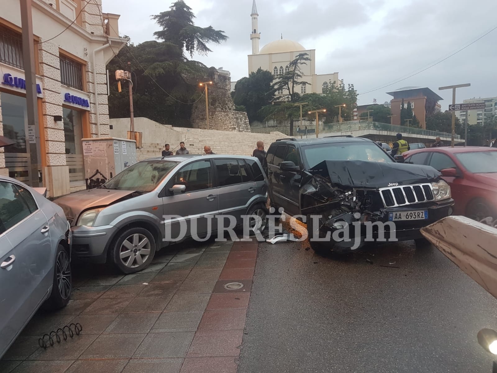 FOTO+VIDEO/ Tjetër aksident në Durrës, përplasen tre makina tek Rruga Tregtare (DETAJET E PARA)