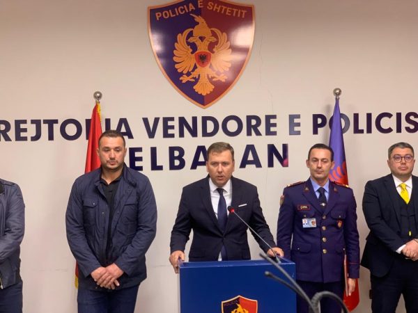 Po përgatitej ekzekutimi i disa personave/  Iu gjet arsenal armësh, arrestohet 37-vjeçari, pranga dhe bashkëpunëtorit (EMRAT)