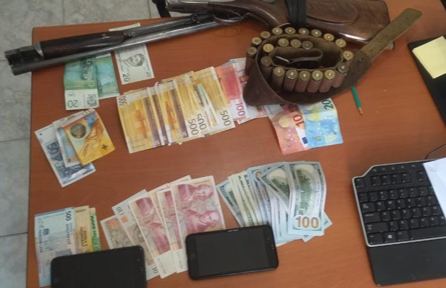 Dhunuan 3 persona, babai arrestohet ndërsa djali në kërkim. Sekuestrohen mijëra euro dhe dollarë